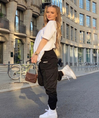 Моя опытность и нежность не оставят тебя равнодушным. 🌸
В Москве я обитаю и готова воплотить все твои фантазии в реальность. Моими услугами ты можешь наслаждаться на самом высоком уровне: от классического секса до ролевых игр или бдсм-экспериментов. 🌟
📷 Фото, которые ты видишь, полностью соответствуют реальности. Мои клиенты оценивают не только мою красоту, но и мои навыки в постели. Позволь мне позаботиться о твоем удовольствии и сделать каждую встречу незабываемой. 🔥
🔝 Доверься мне, и я окуну тебя в мир страсти, ласки и наслаждения. Принимаю только индивидуально, чтобы обеспечить максимальную конфиденциальность. Не упускай шанс испытать самые невероятные ощущения в Москве! 💋 12527, 23 года