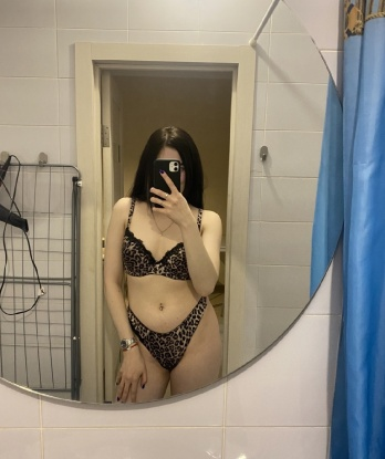 Живу в Москве и готова предложить тебе широкий спектр услуг – от классического секса до эротического массажа. Моя красота и сексуальность сведут тебя с ума, а мои нежные прикосновения оставят след в твоей памяти. У меня есть отличные отзывы от довольных клиентов, которые говорят о моей профессиональной и индивидуальной работе. В моем фотоальбоме ты найдешь огонь снимки, которые лишь намекают на то, что происходит в закрытых дверях. Ароматный эмоджи 🌹кажется прекрасным дополнением к нашему виртуальному знакомству. Давай познакомимся поближе и откроем новую сторону удовольствия вместе! 2022, 23 года